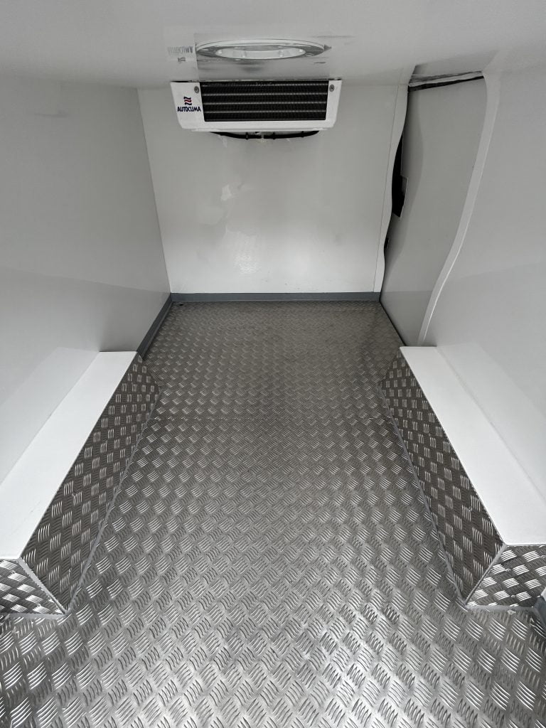 Isotermo reforzado sobre furgoneta, isotermo reforzado sobre furgon, isotermo para carne, isotermo para pescado, isotermo con ATP