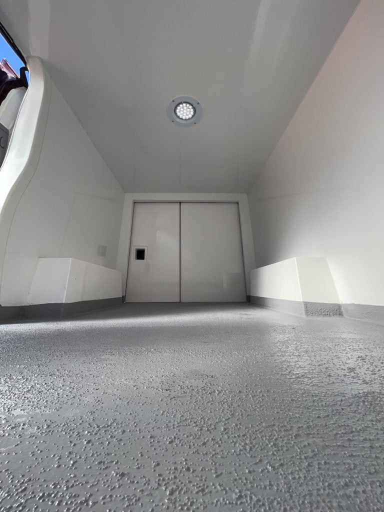 Isotermo reforzado sobre furgoneta, isotermo reforzado sobre furgon, isotermo para carne, isotermo para pescado, isotermo con ATP