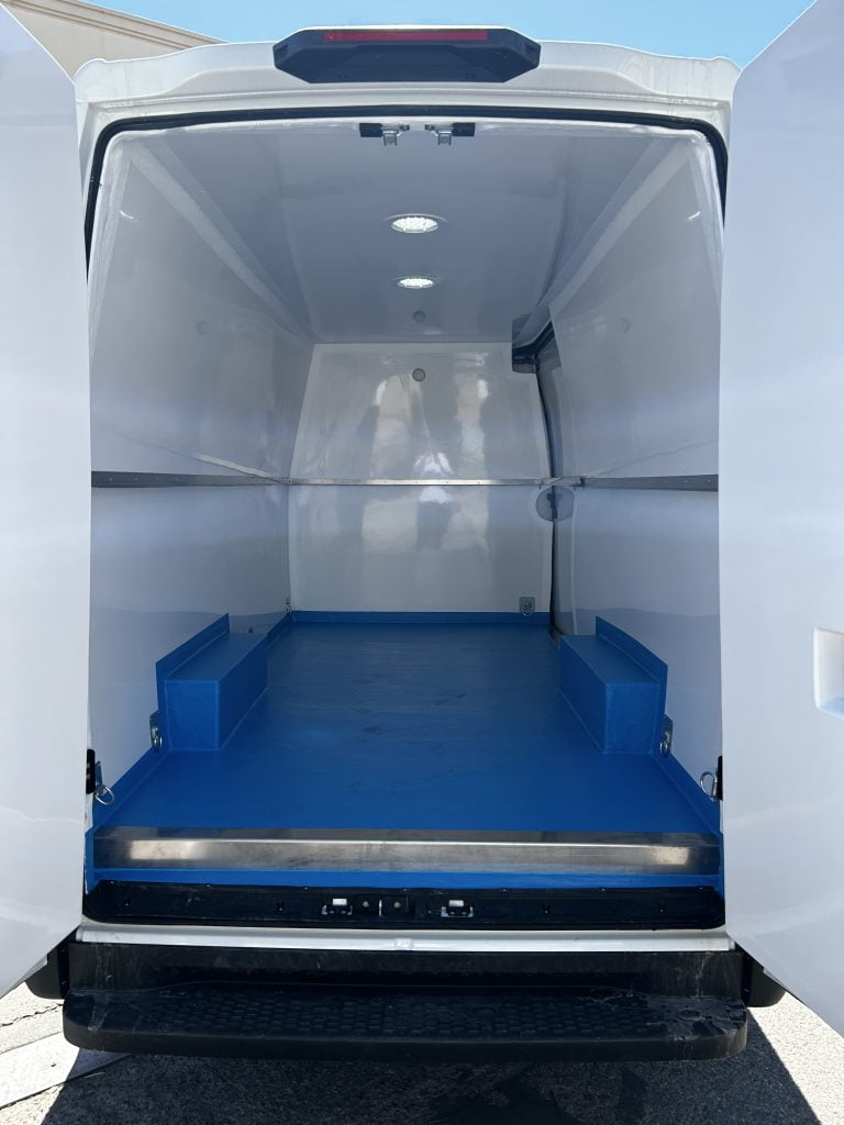 Isotermo reforzado sobre furgoneta, isotermo reforzado sobre furgon, isotermo para carne, isotermo para pescado, isotermo con ATP