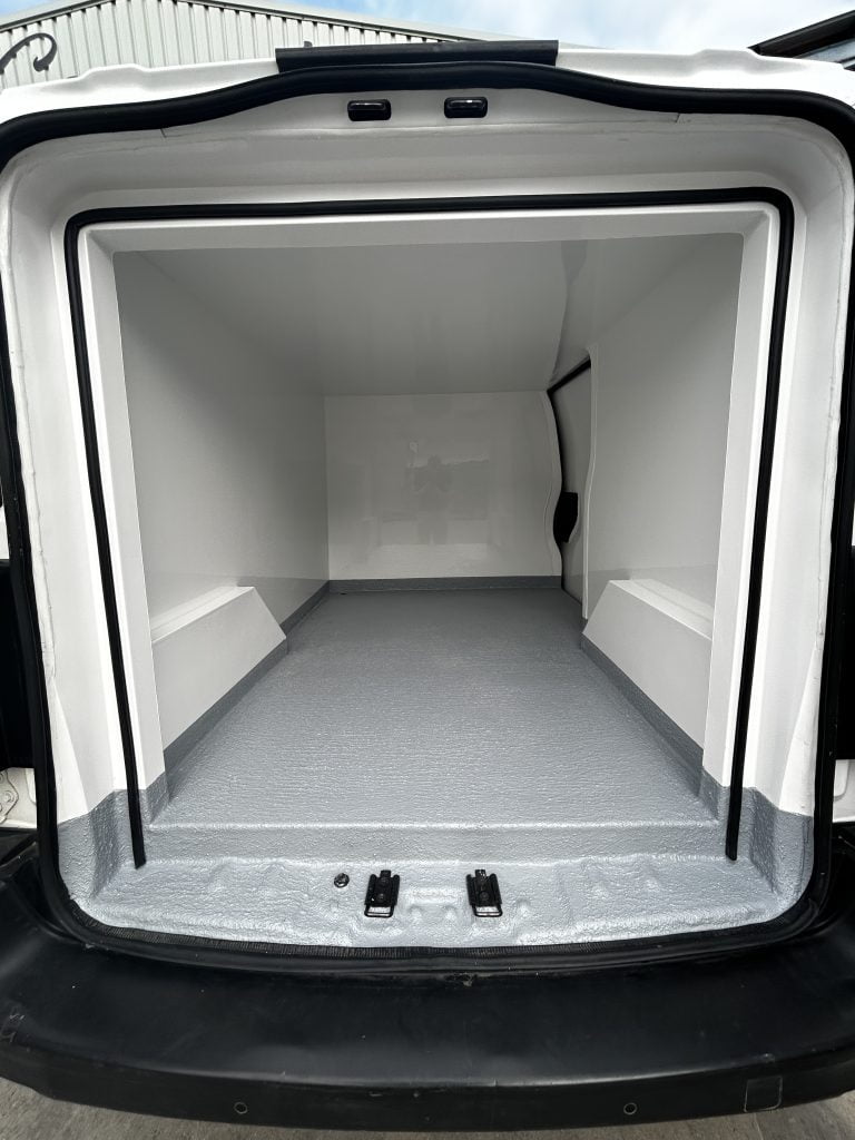 Isotermo reforzado sobre furgoneta, isotermo reforzado sobre furgon, isotermo para carne, isotermo para pescado, isotermo con ATP