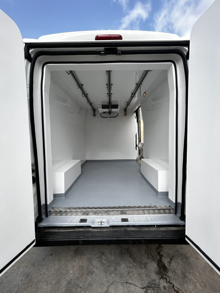 Isotermo reforzado sobre furgoneta, isotermo reforzado sobre furgon, isotermo para carne, isotermo para pescado, isotermo con ATP