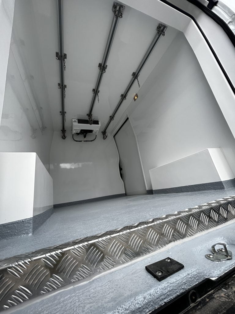 Isotermo reforzado sobre furgoneta, isotermo reforzado sobre furgon, isotermo para carne, isotermo para pescado, isotermo con ATP