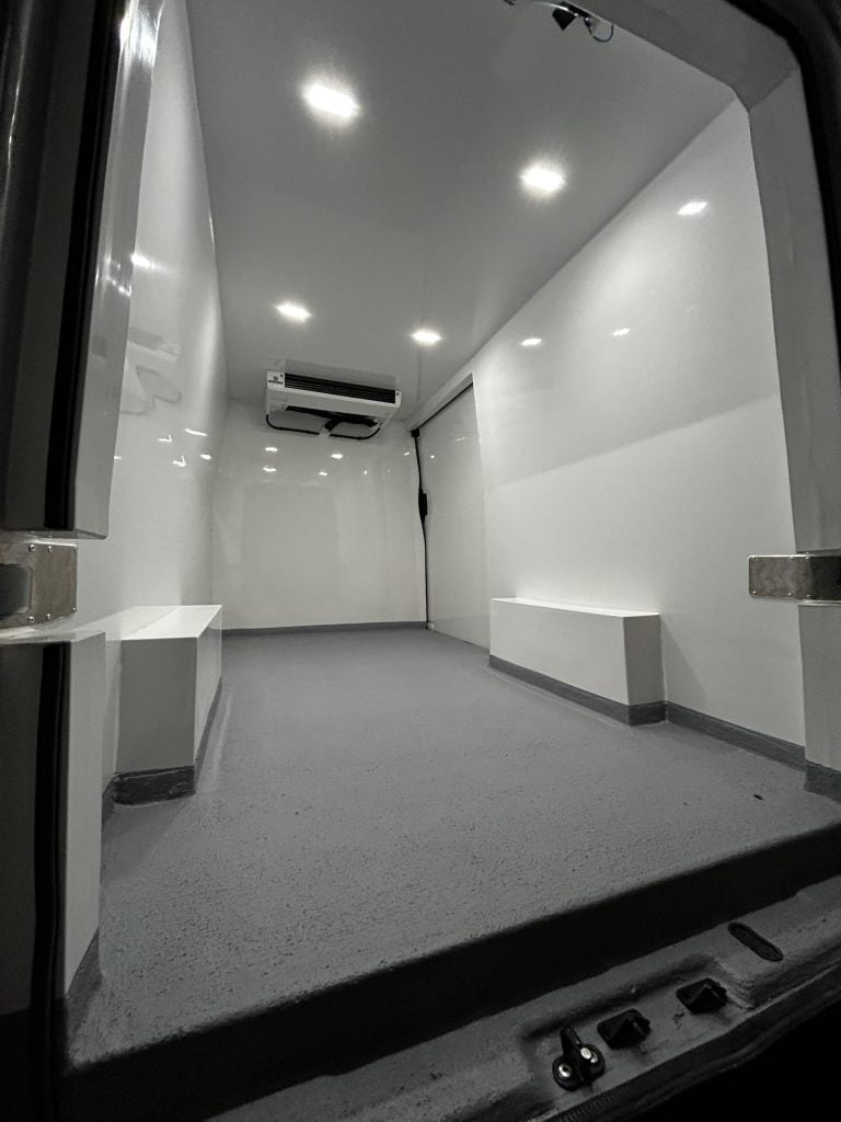 Isotermo reforzado sobre furgoneta, isotermo reforzado sobre furgon, isotermo para carne, isotermo para pescado, isotermo con ATP