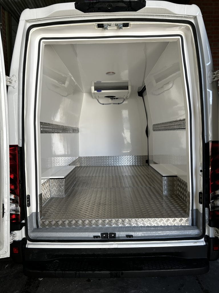 Isotermo reforzado sobre furgoneta, isotermo reforzado sobre furgon, isotermo para carne, isotermo para pescado, isotermo con ATP