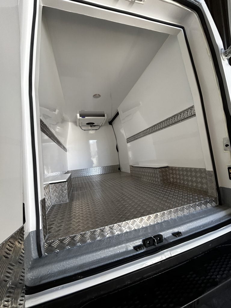 Isotermo reforzado sobre furgoneta, isotermo reforzado sobre furgon, isotermo para carne, isotermo para pescado, isotermo con ATP