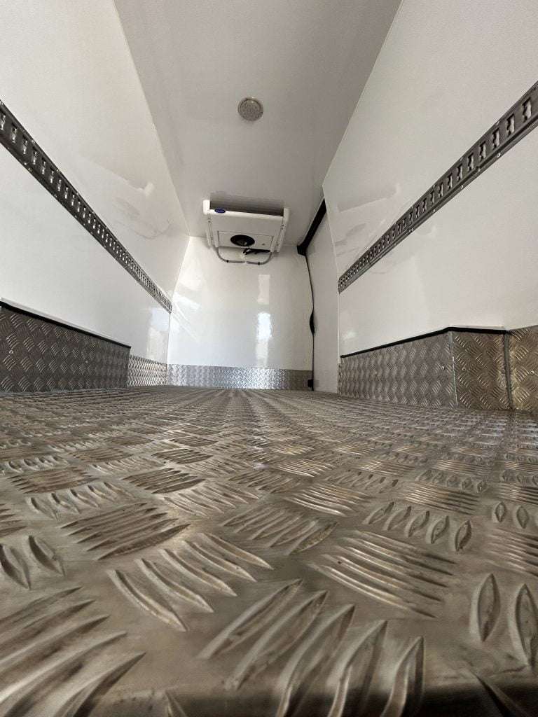 Isotermo reforzado sobre furgoneta, isotermo reforzado sobre furgon, isotermo para carne, isotermo para pescado, isotermo con ATP