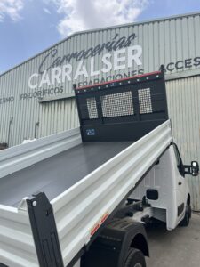 Camiones carrozados, caja abierta basculante