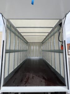 Camiones carrozados caja paquetera con omegas